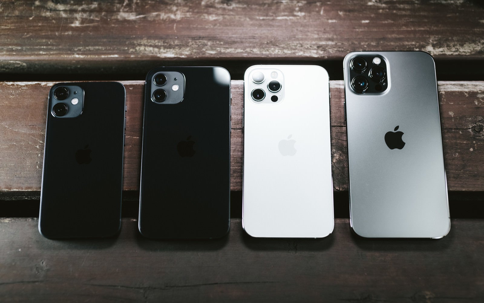 「並べて比較 iPhone 12 mini と iPhone 12 と iPhone 12 Pro と iPhone 12 Pro Max」の写真
