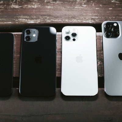 並べて比較 iPhone 12 mini と iPhone 12 と iPhone 12 Pro と iPhone 12 Pro Maxの写真