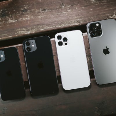 木目板の上に並べられた iPhone 12 シリーズの写真