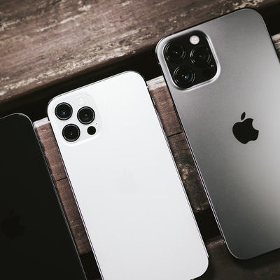 テーブルに並んだ iPhone 12 と iPhone 12 Pro と iPhone 12 Pro Maxの写真