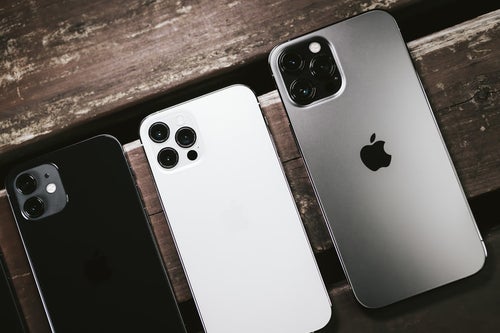 テーブルに並んだ iPhone 12 と iPhone 12 Pro と iPhone 12 Pro Maxの写真