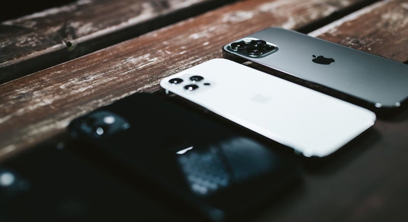 iPhone 12 ブラックの背面とデュアルレンズカメラ - ぱくたそ