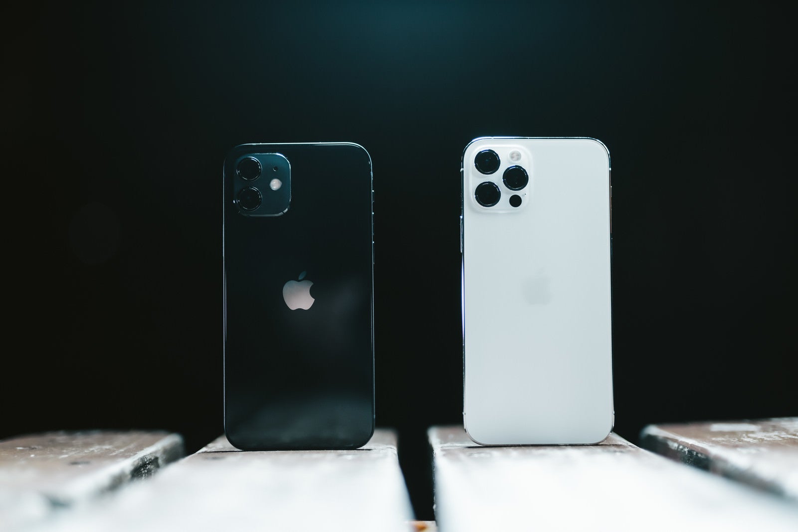 「照明を浴びた iPhone 12 と iPhone 12 Pro」の写真