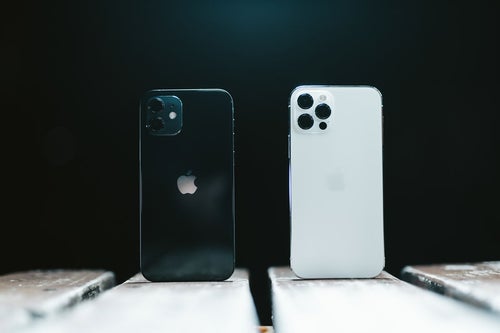 照明を浴びた iPhone 12 と iPhone 12 Proの写真