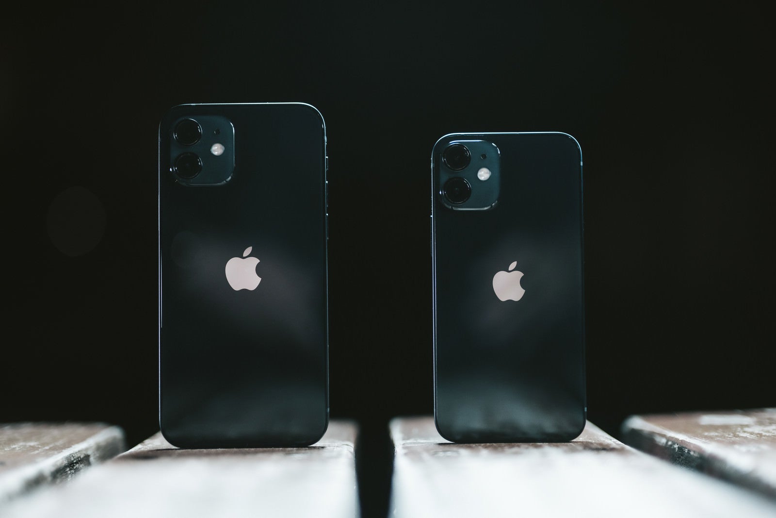 「iPhone 12（無印） と iPhone 12 mini を比べる」の写真