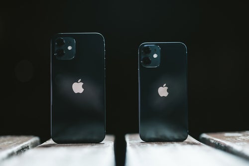 iPhone 12（無印） と iPhone 12 mini を比べるの写真