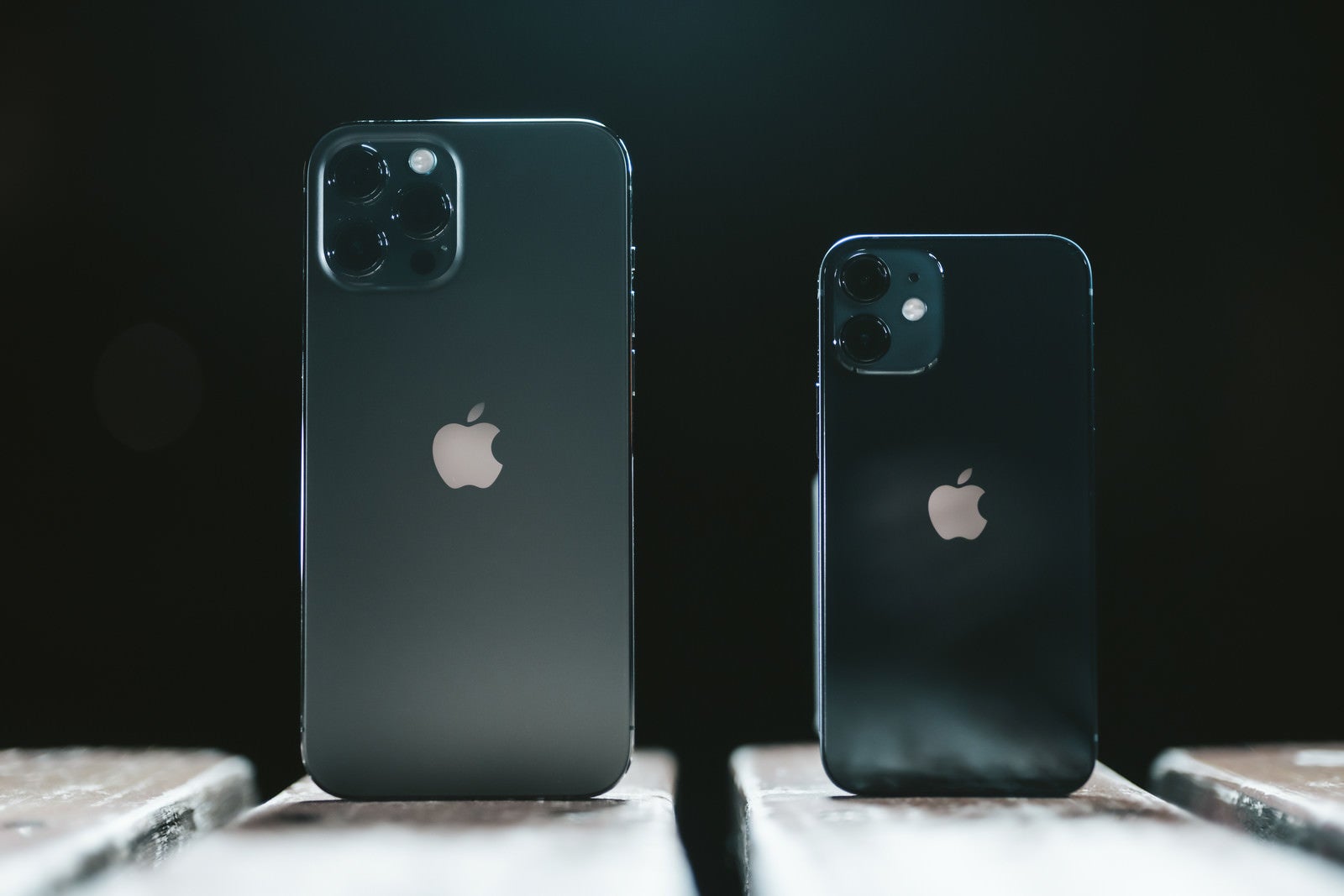 「 iPhone 12 Pro Max と iPhone 12 mini のサイズ比べ」の写真