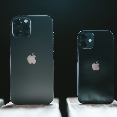  iPhone 12 Pro Max と iPhone 12 mini のサイズ比べの写真