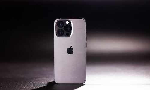 直立した iPhone 13 Proの写真
