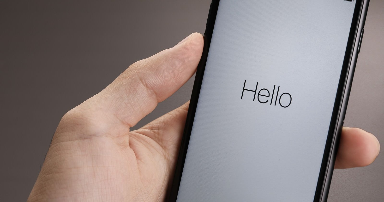 「「Hello」と表示されたスマートフォンの画面」の写真