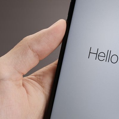 「Hello」と表示されたスマートフォンの画面の写真