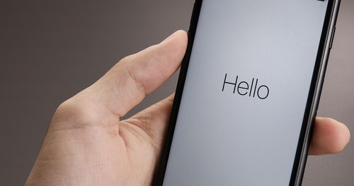 「Hello」と表示されたスマートフォンの画面の写真