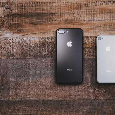 大きさの異なるiPhone 8の写真