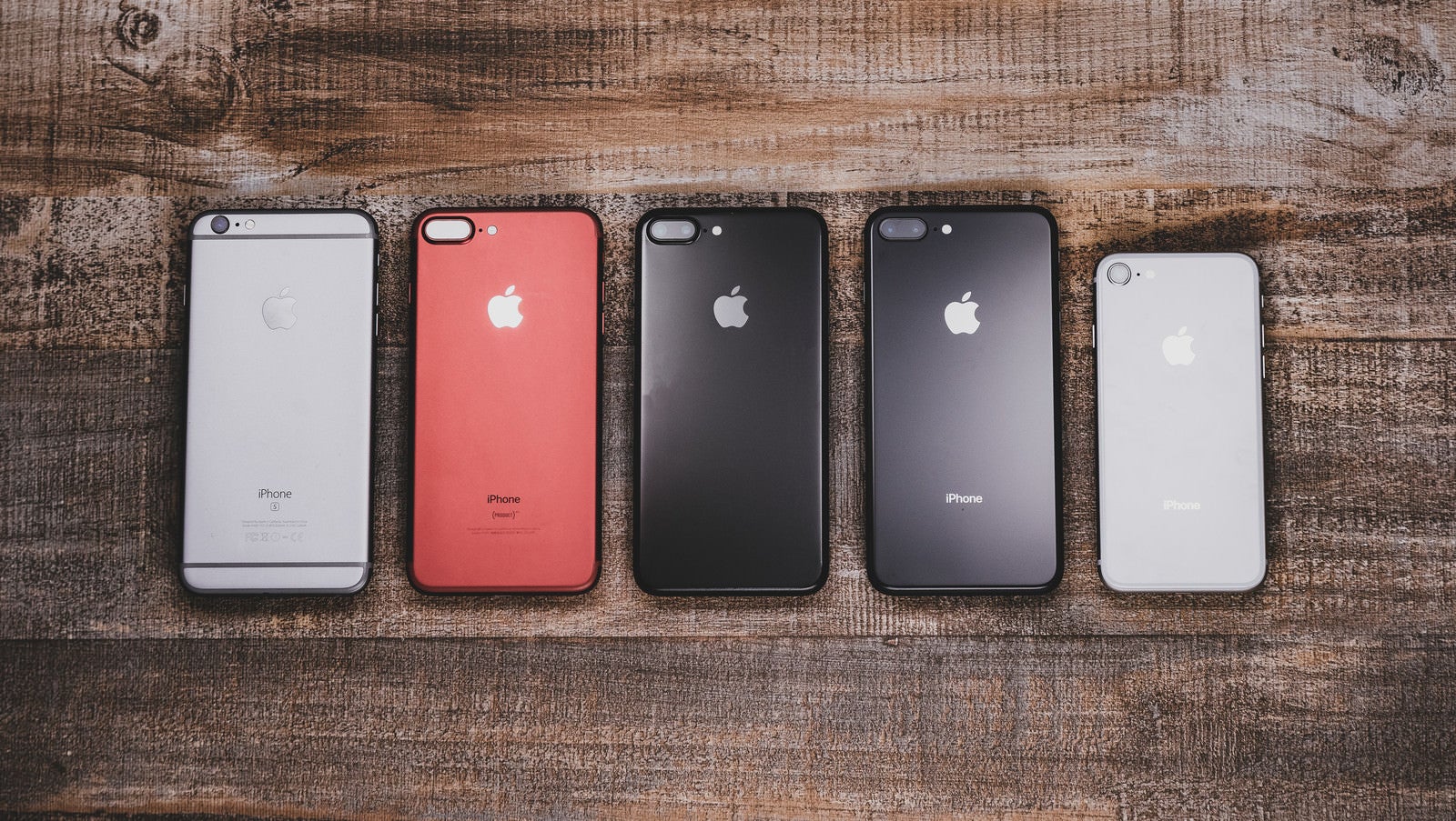 「iPhone 6s から iPhone 8 を並べる（背面）」の写真