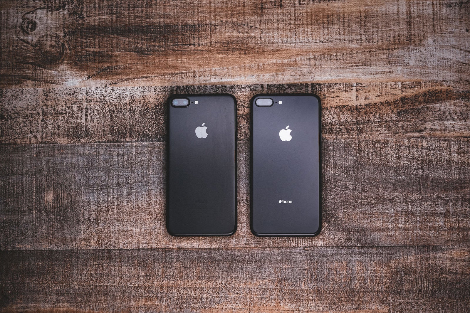 「iPhone 7 ジェットブラックとiPhone 8 スペースグレイの外観比較」の写真