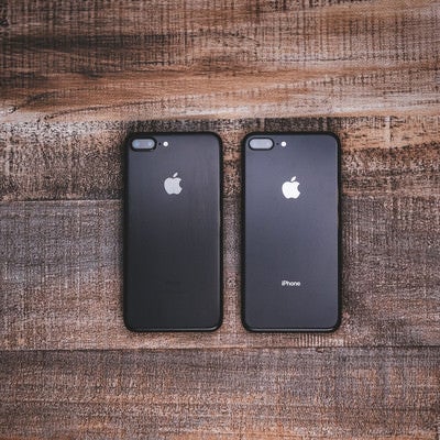 iPhone 7 ジェットブラックとiPhone 8 スペースグレイの外観比較の写真