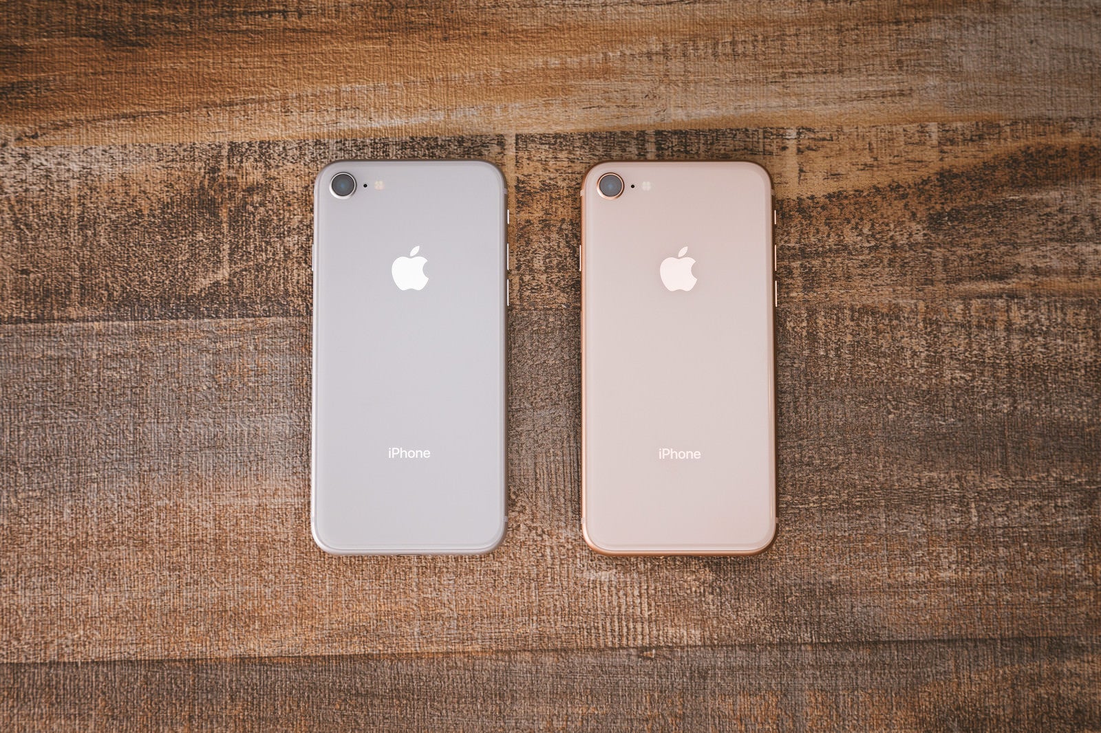「iPhone 8 のシルバーとゴールド」の写真