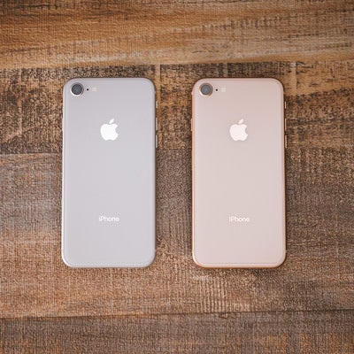 iPhone 8 のシルバーとゴールドの写真