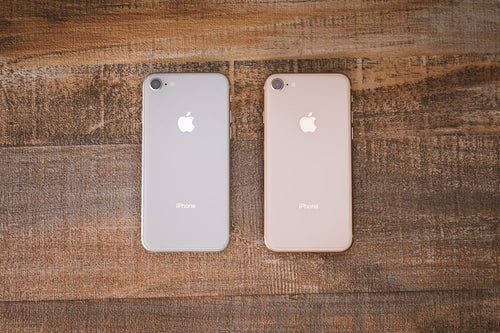 iPhone 8 のシルバーとゴールドの写真