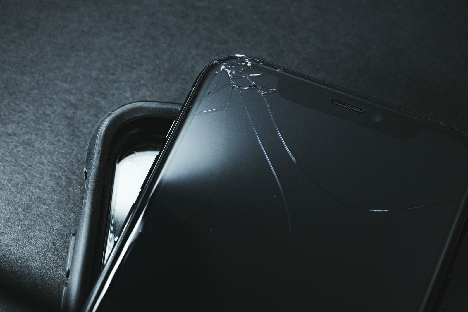 「保護ケースと破損したスマートフォン」の写真