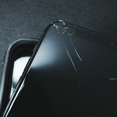 保護ケースと破損したスマートフォンの写真