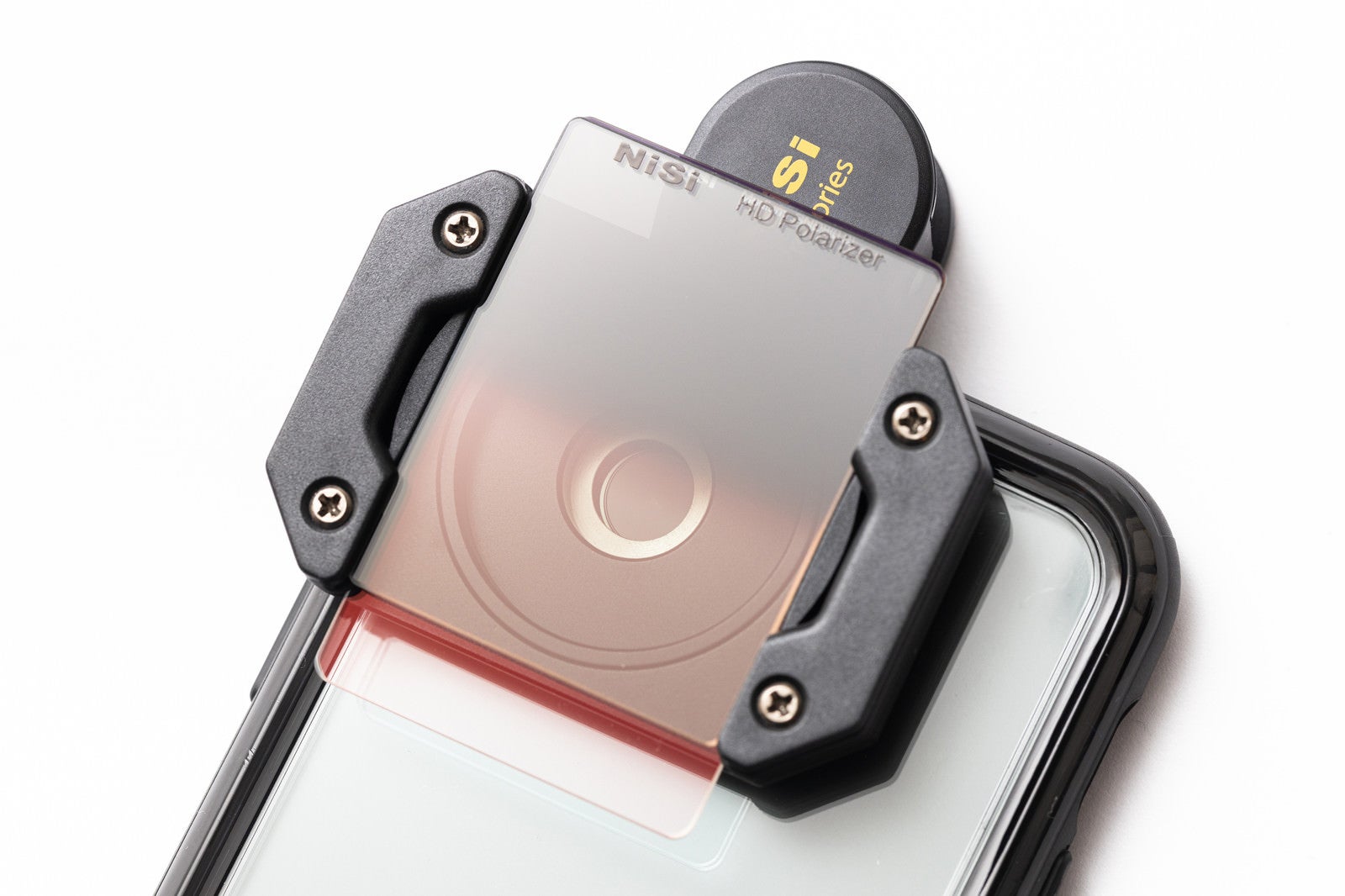 「iPhoneのカメラ部分に装着した角型フィルター」の写真