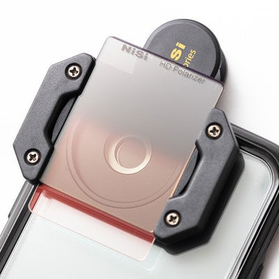 iPhoneのカメラ部分に装着した角型フィルターの写真