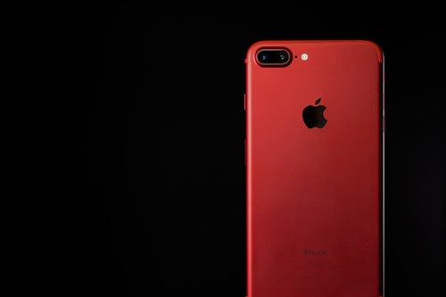 美しく赤いカラーモデルのスマートフォンの写真