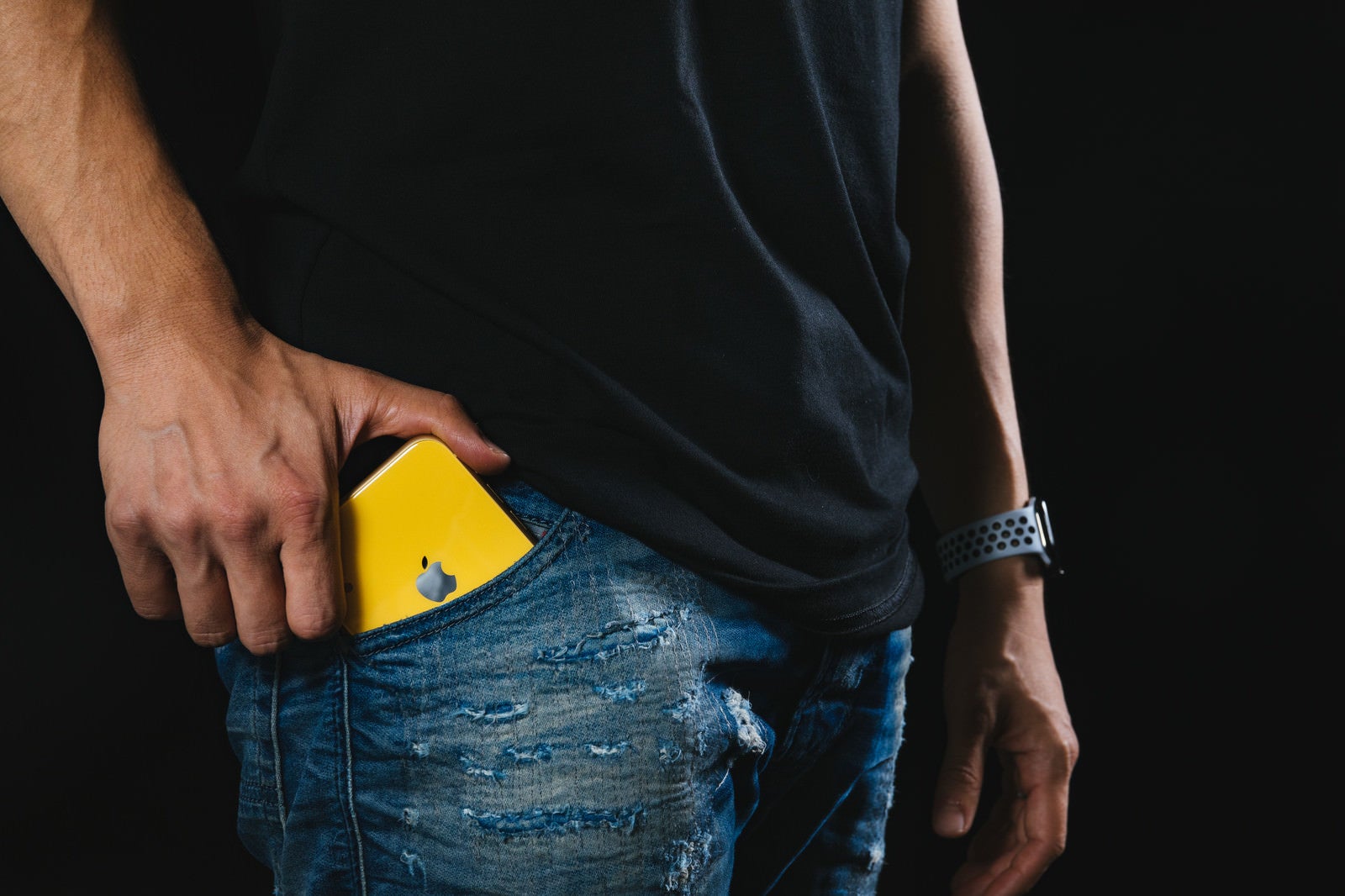「ジーンズのポケットに iPhone XR をしまう」の写真