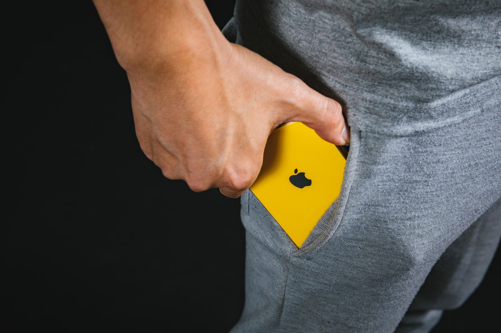 「スウェットのポケットに iPhone XR を入れる。ちょうどいいサイズ感」の写真