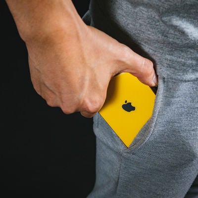 スウェットのポケットに iPhone XR を入れる。ちょうどいいサイズ感の写真