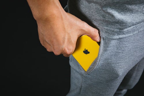 スウェットのポケットに iPhone XR を入れる。ちょうどいいサイズ感の写真