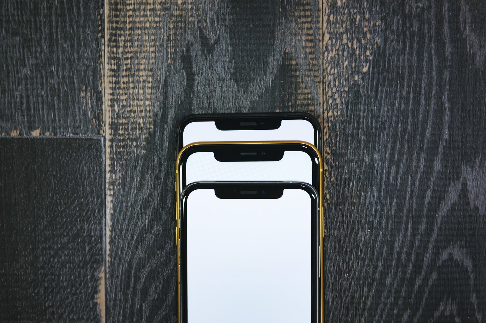 「iPhone XS と XR を重ねてノッチ部分を比較」の写真