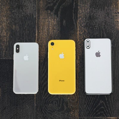 iPhone XS のデュアルレンズと iPhone XR のレンズの写真