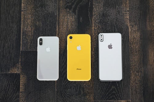 iPhone XS のデュアルレンズと iPhone XR のレンズの写真