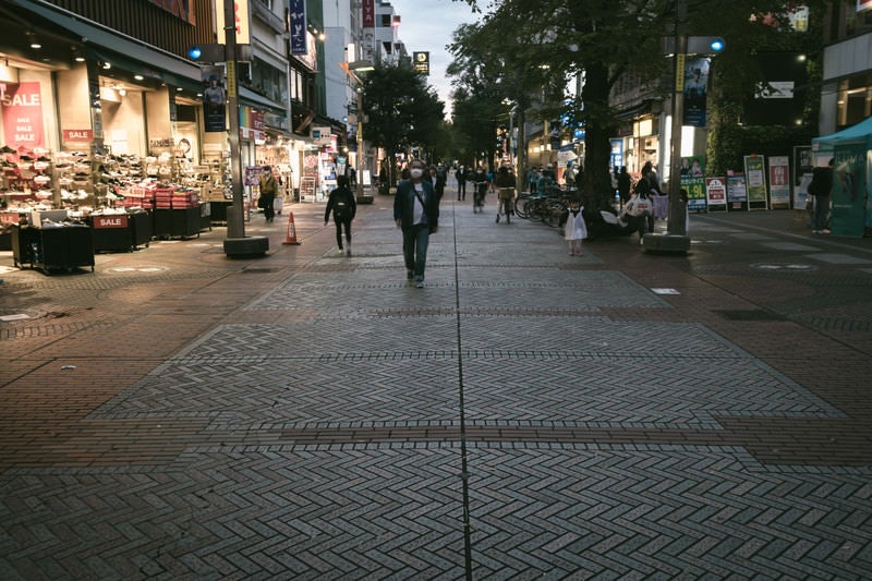 イセザキモールの広い歩道（伊勢佐木長者町）の写真