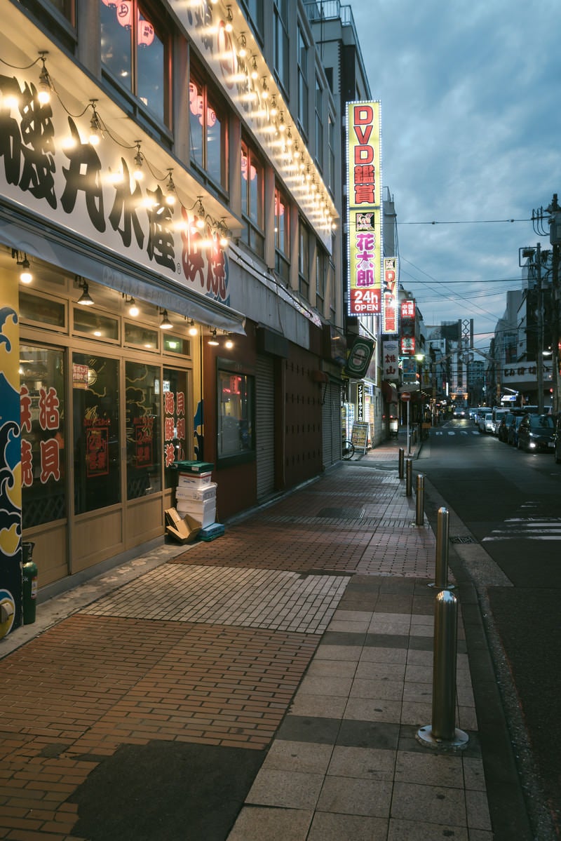 「伊勢佐木商店街の裏道」の写真