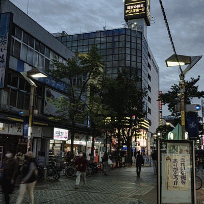 伊勢佐木商店街から見えるドンキーの看板の写真