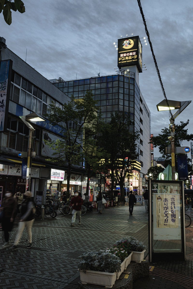 「伊勢佐木商店街から見えるドンキーの看板」の写真