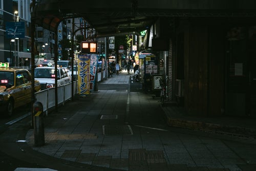 閑散とした時間帯の歩道（伊勢佐木長者町）の写真