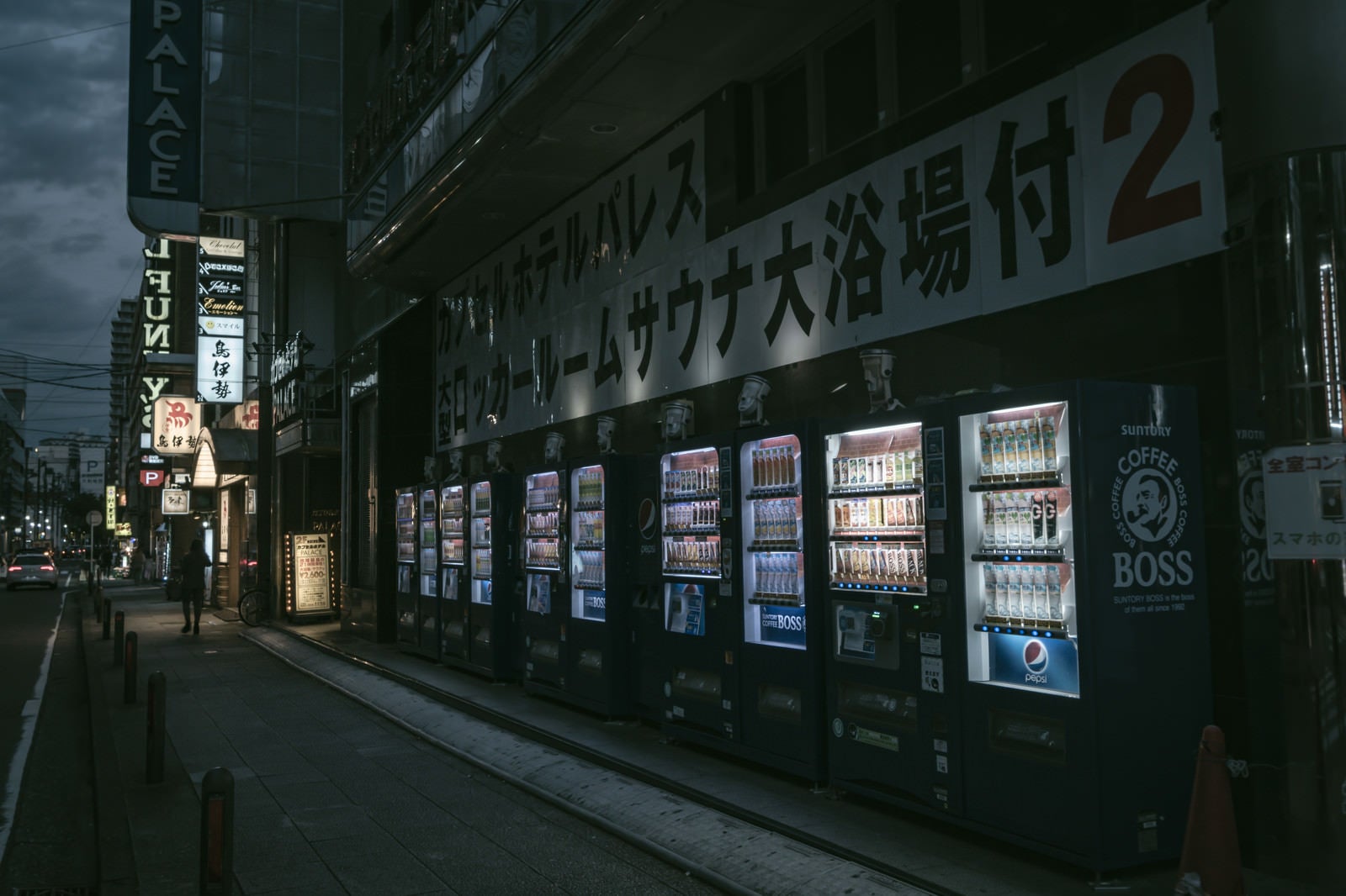 「ズラリと歩道に並ぶ自動販売機」の写真