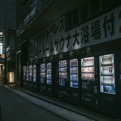 ズラリと歩道に並ぶ自動販売機の写真