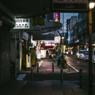 福富町国際通り商店街の路地に灯る看板の写真