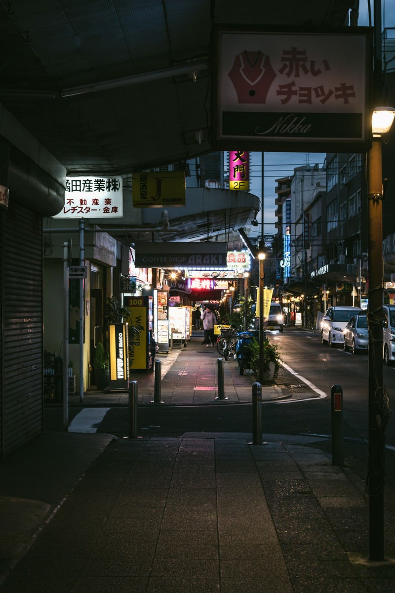 「福富町国際通り商店街の路地に灯る看板」の写真