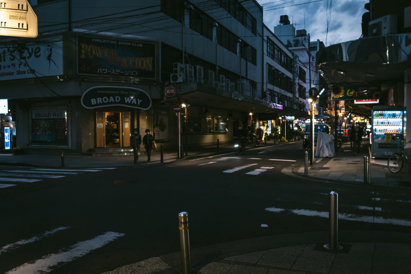 「横浜福富町のブロードウェイ前」の写真