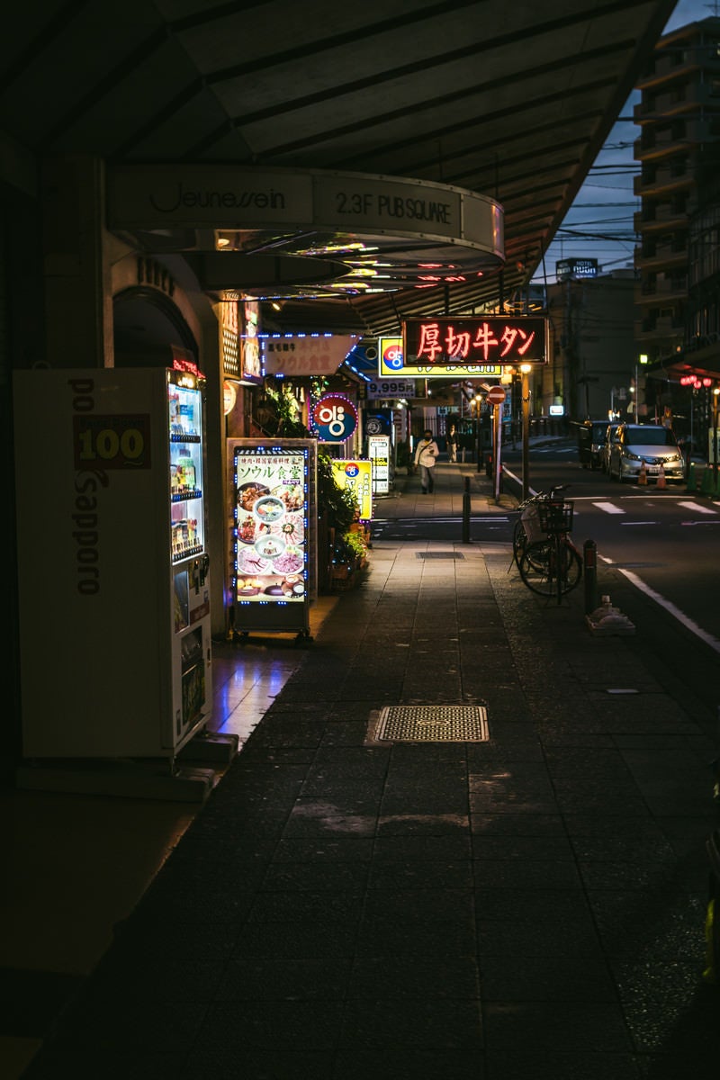「横浜の福富町コリアンタウンのネオン」の写真