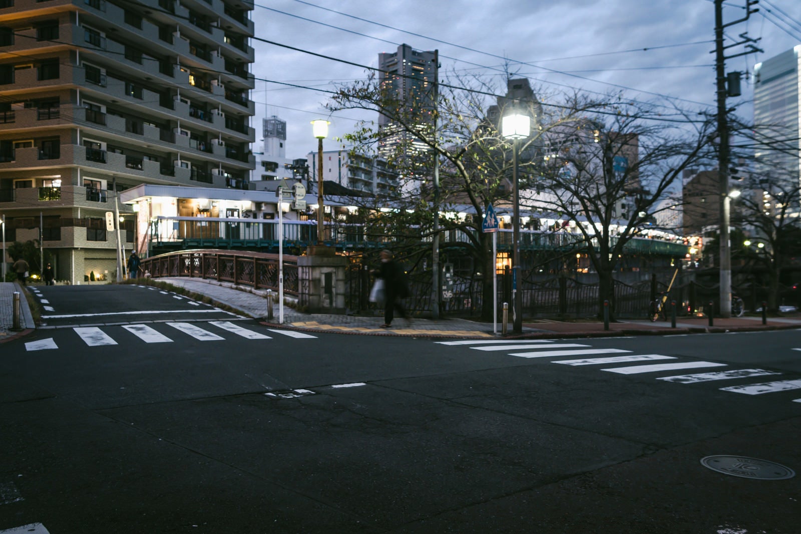 「宮川橋と野毛都橋商店街（ハーモニカ横丁９の様子」の写真