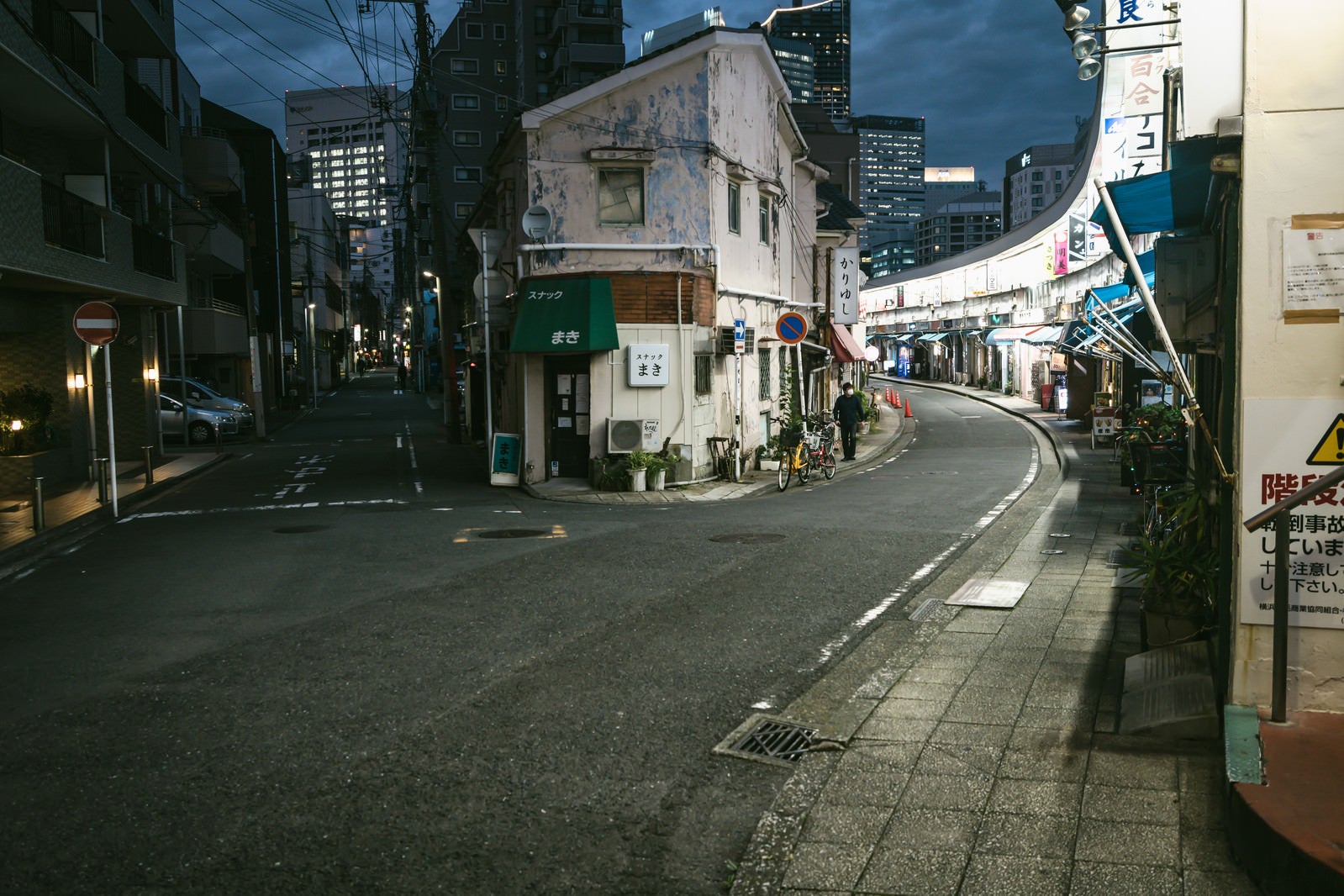 「路地に店が並ぶ夜の都橋商店街」の写真