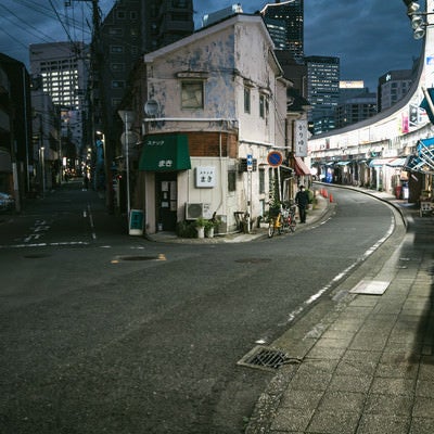 路地に店が並ぶ夜の都橋商店街の写真