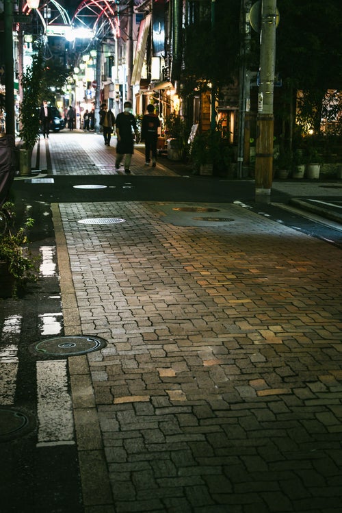 街灯に照らされる伊勢佐木長者町の路地の写真